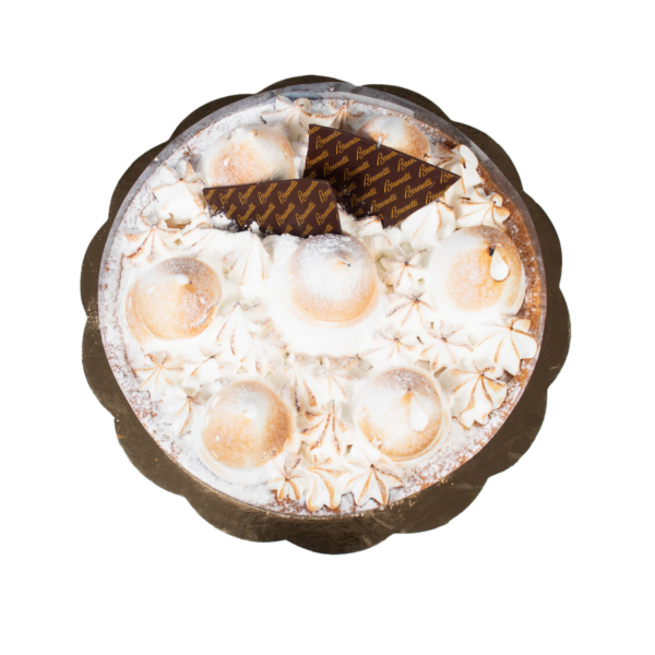 A lemon meringue pie with toasted meringue peaks and decorative chocolate pieces, displayed on a golden tray against a white background.