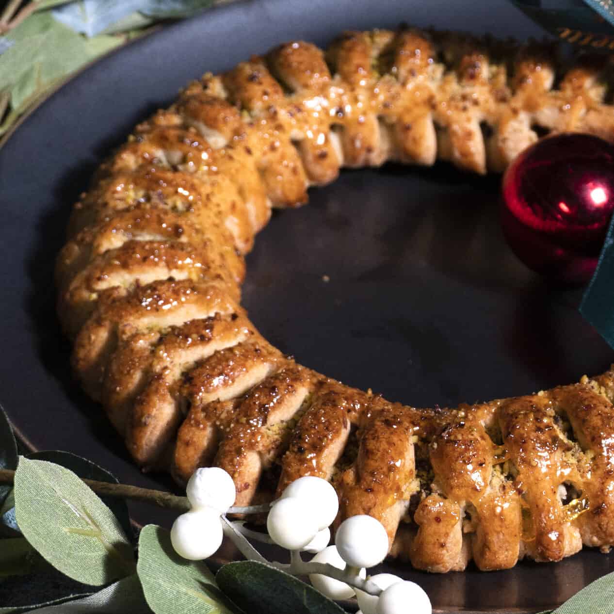 Buccellato, a Sicilian circular cake filled with blended figs, nuts and  spices Stock Photo - Alamy